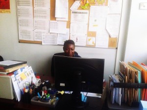 Aurore Ongala Mounguiza Vivaldy assistante administrative de la mission en plein travail.