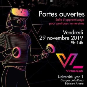Affiche de l'inauguration du virtual lab. Une personne portant un occulus rift.